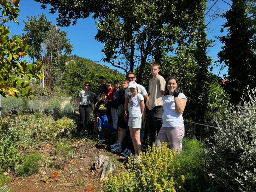 Schülergruppe in der Natur, blauer Himmel